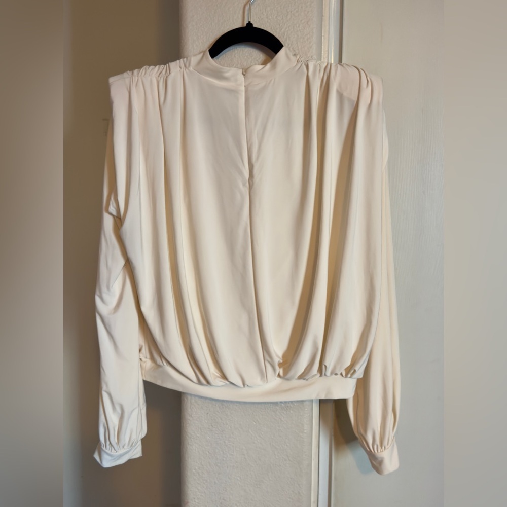 Express Padded Shoulder Ruched Top - Picture 3 of 7